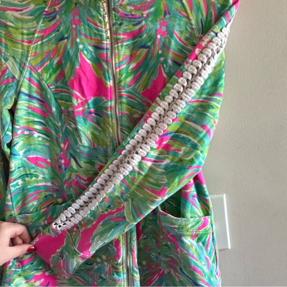 Lilly Pulitzer. zip up. Popover. Size medium. Excellent condition. - Picture 7 of 7